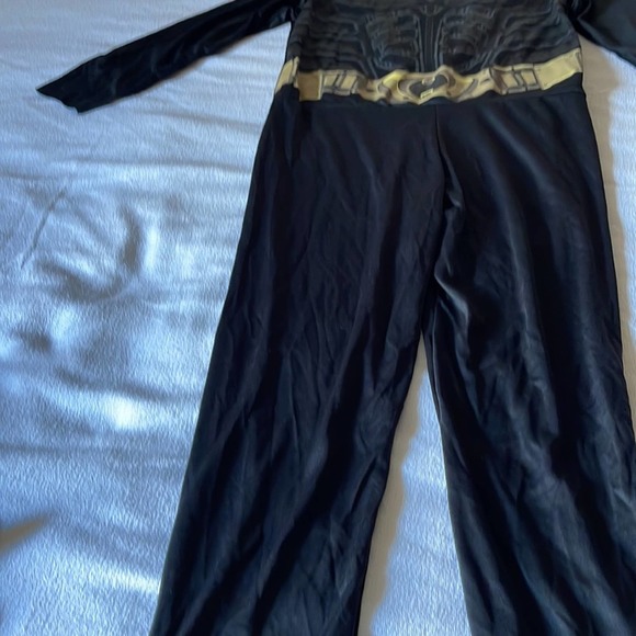 Brand new Youth BATMAN with Cape & Mask Halloween costumes. - Picture 5 of 10